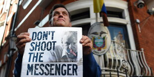 Ein Demonstrant vor der ecuadorianischen Botschaft in London