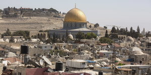 Blick auf den Felsendom mit seiner goldenen Kuppel in Ostjerusalem