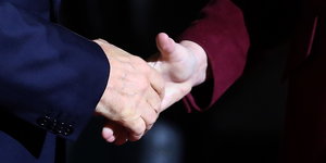 zwei Hände bein Handschlag