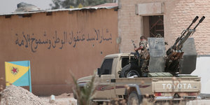 Ein kurdischer Kämpfer auf einem Panzer im syrischen Hasake