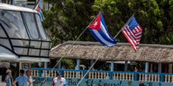 schiff mit flaggen von kuba und den usa