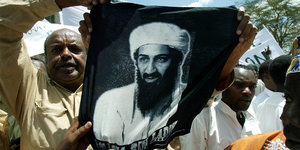 Menschen halten eine Bild von Bin Laden hoch