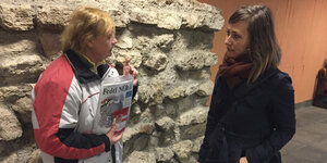Ein Frau verkauft die Obdachlosenzeitung Fedél Nélkül