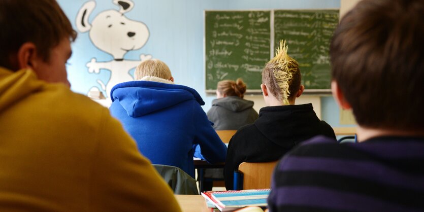 Klassenraum mit Schülern und Tafel