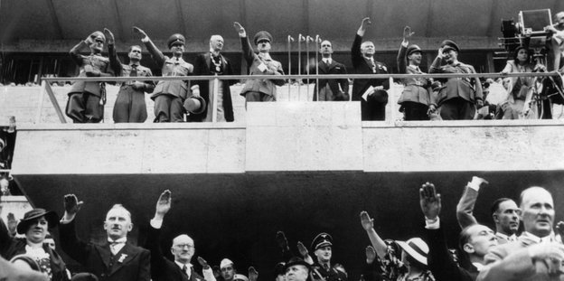 Hitler zeigt bei der Eröffnung der Olypischen Spiele in Berlin den Hitlergruß