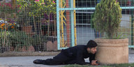 Ein Kurde liegt in Kirkuk hinter einem Blumentopf und versteckt sich vor dem „Islamischen Staat“