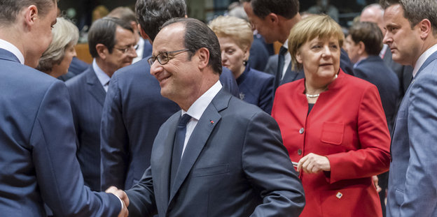 Merkel und Hollande begrüßen ihre Kollegen beim EU-Gipfel