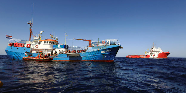 Die NGO Jugend Rettet nimmt auf ihr Boot Iuventa Flüchtlinge im Mittelmeer auf