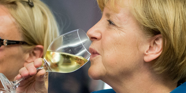 Angela Merkel trinkt Wein