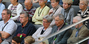 ältere Zuhörer im Bundestag
