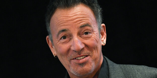 schmunzelnder Mann - es ist Bruce Springsteen