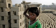 Ein indisches Mädchen in einer Backsteinfabrik