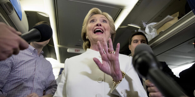 Frau im Flugzeug, es ist die US-amerikanische Präsidentschaftsbewerberin Hillary Clinton