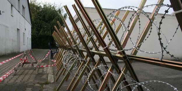 Gute fünf Meter Grenzbauwerk aufgestellt parallel zum Hinterhof der Flüchtlingsunterkunft Gute fünf Meter Grenzbauwerk aufgestellt parallel zum Hinterhof der Flüchtlingsunterkunft