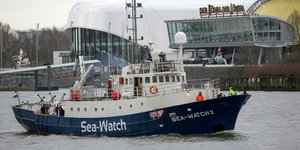 Das Schiff „Sea Watch 2“ liegt im April im Hamburger Hafen