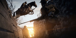 Zwei Soldaten stehen in einem Gefechtsgraben, über den Graben springt ein Pferd mit Reiter, im Hintergrund explodiert etwas