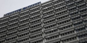 Fassade eines hohen Bürogebäudes. Auf dem Dach der Schriftzug „Berliner Zeitung“