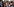 Junge Menschen protestieren mit Plakaten, auf denen die Gesichter der verschleppten Studenten zu sehen sind