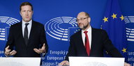 Paul Magnette am Rednerpult neben Martin Schulz