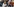 Zwei Politiker werden bei einer Parteiveranstaltung von Fotografen fotografiert.