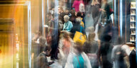 Blick auf einen Gang in den Frankfurter Messehallen - viele Menschen. Dank längerer Belichtungszeit verwischte Konturen