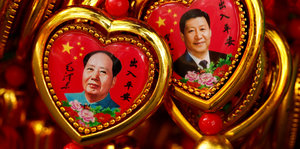 Souvenieranhänger mit Porträts von Mao und Xi