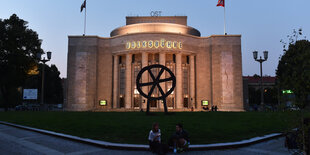 Die Berliner Volksbühne erstrahlt in der Dämmerung