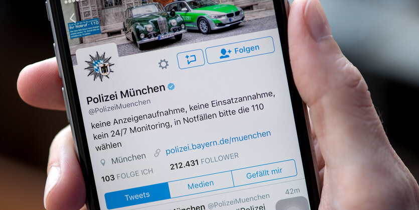 Der Twitter-Account der Münchner Polizei auf einem Smartphone