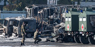 Soldaten fotografieren abgebrannt LKW der Bundeswehr
