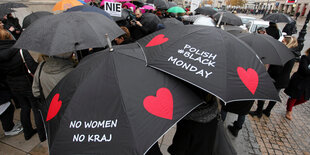 Viele Menschen mit Regenschirmen