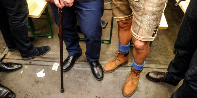 Norbert Hofers Beine in Anzughosen (l), daneben Heinz-Christian Straches in Lederhosen