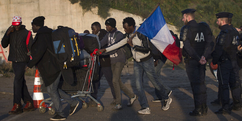 Flüchtlinge auf dem Weg zur Registrierung