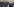 Polizisten sprühen Tränengar in eine Menge Protestierender