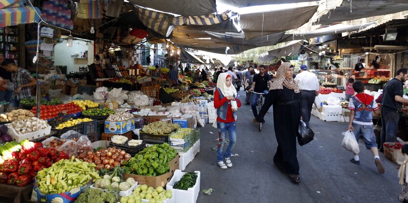 Menschen auf einem Markt beim Einkaufen