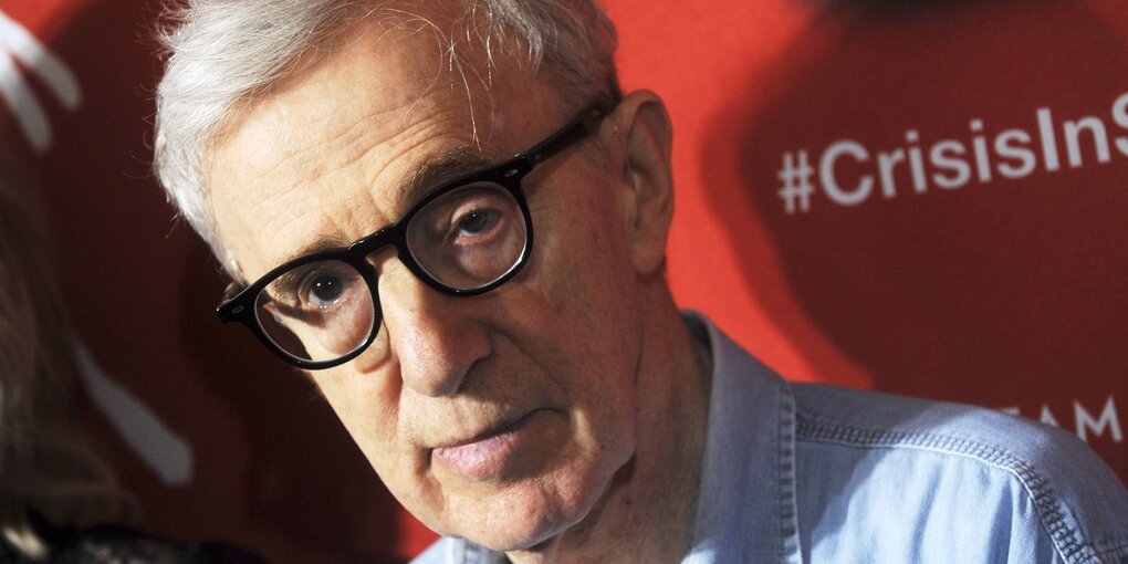 Ein Portraitbild von Woody Allen bei der Vorstellung von Crisis in six Scenes.