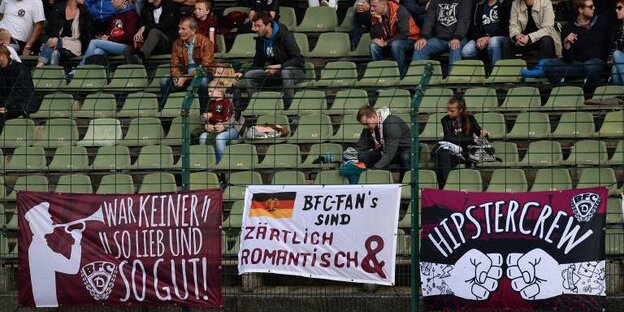 Spruchbänder im Fußballstadion BFC Dynamo gegen Lok Leipzig