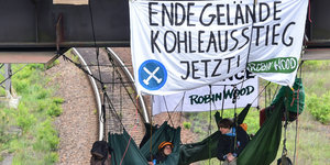 AktivistInnen der Organisation Robin Wood protestieren 2016 in der Lausitz gegen Braunkohle