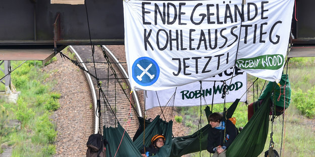 AktivistInnen der Organisation Robin Wood protestieren 2016 in der Lausitz gegen Braunkohle