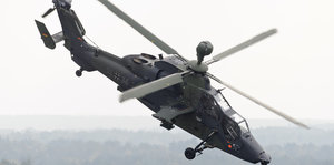 Ein Kampfhubschrauber der Bundeswehr schräg in der Luft