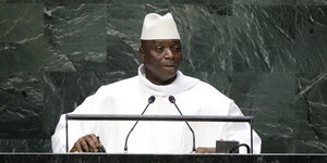 Gambias Präsident Yahya Jammeh am Rednerpult