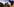 Soldat in der Wüste, der ein Selfie von sich macht - mit einem IPhone