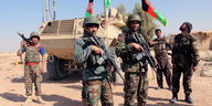 Afghanische Sicherheitskräfte stehen bewaffnet vor einem Panzer