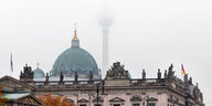 Der Himmel über Berlin (respektive dem Historischen Museum und der Kuppel des Berliner Doms) mit dem Fernsehturm, der im Nebel verschwindet