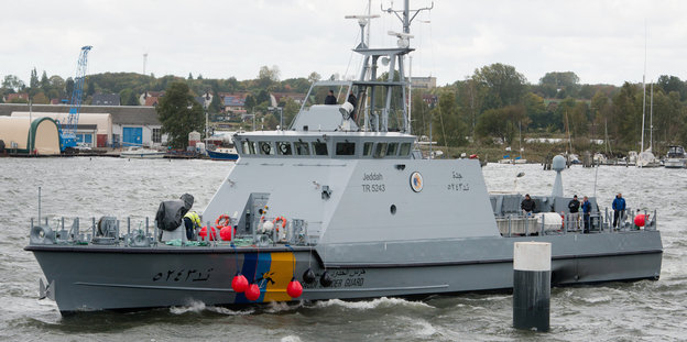 Ein Kriegsschiff mit Bordpersonal auf dem Wasser