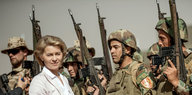 Ursula von der Leyen steht vor Kämpfern der kurdischen Peschmerga