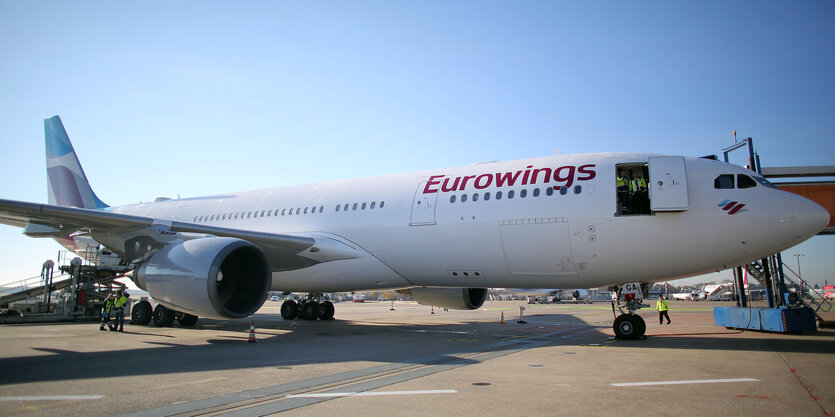 eine Eurowings-Maschine auf dem Rollfeld