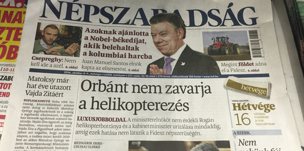 Ein Exemplar der ungarischen Zeitung Népszabadság liegt an einem Kiosk
