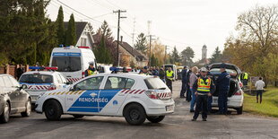 die Polizei blockiert die Straße am Tatort