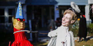 Hillary Clinton und Trump als Puppen: Er als Teufel in rot, sie als weißer Engel