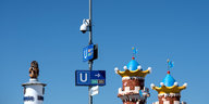 Blauer Himmel, blaue Ubahn-Schilder - und eine Überwachungskamera